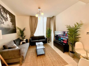 Spacious luxury 1 bedroom with double sofa, close to Dubai mall
